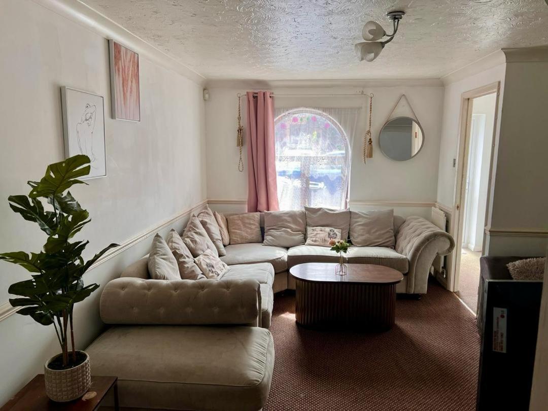Clove, 3-4 Bed House With Garden, Free Parking, Sleeps 9 In Grays & Chafford Hundred Stifford Zewnętrze zdjęcie
